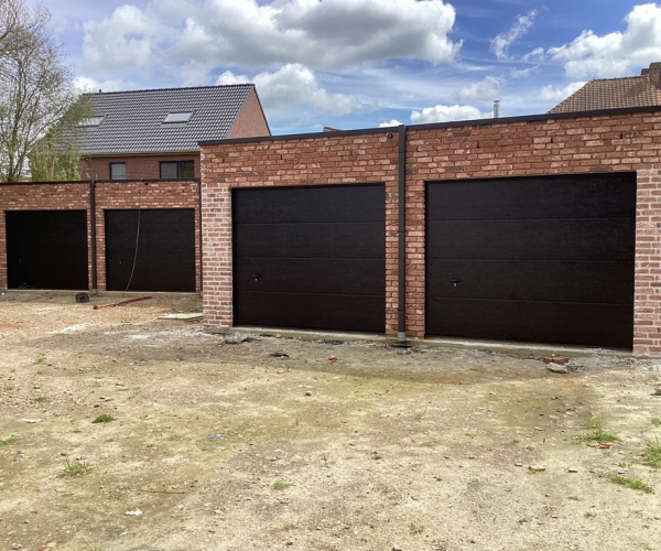Vijf nieuwbouw garages nabij Coppietersbos