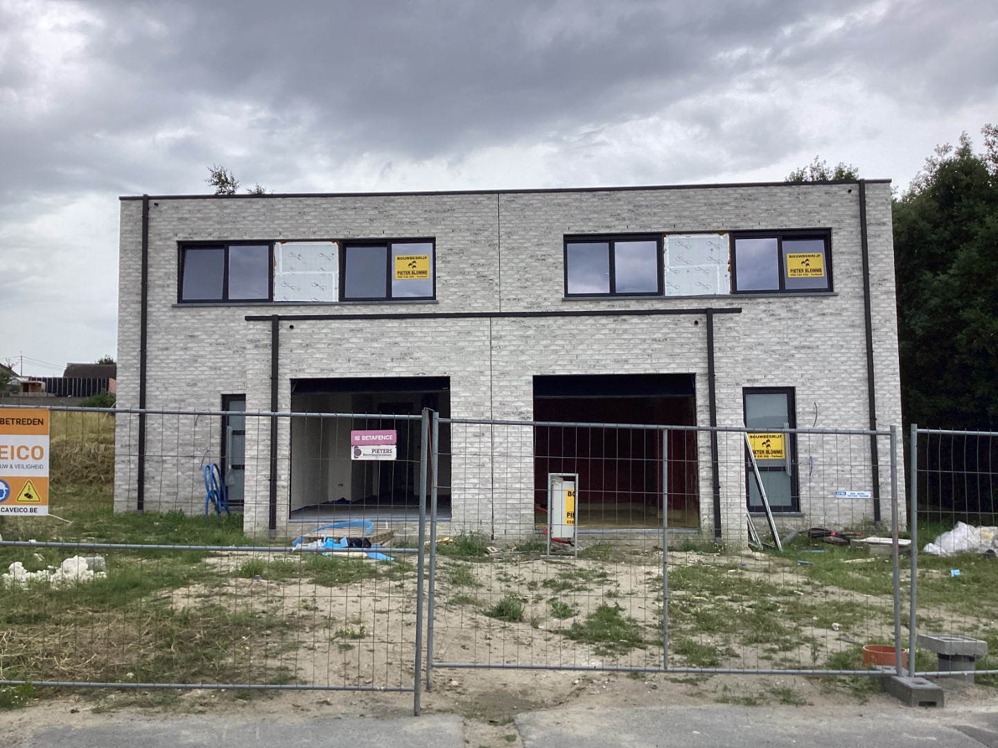 2 hedendaagse half open bebouwingen