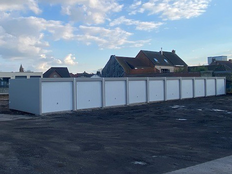 4 nieuwbouwwoningen + 10 garages